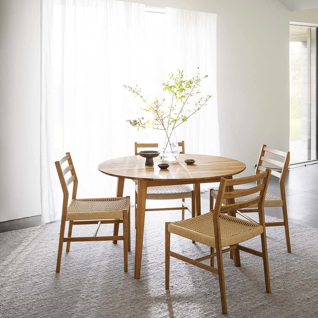 Qiz oyoqlari bilan jinsiy olatni ezib tashlaydi